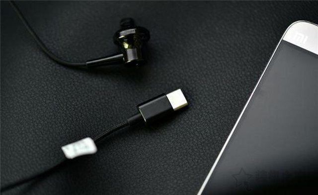 手机取消耳机孔是什么原因什么？手机取消耳机孔有哪些好处！